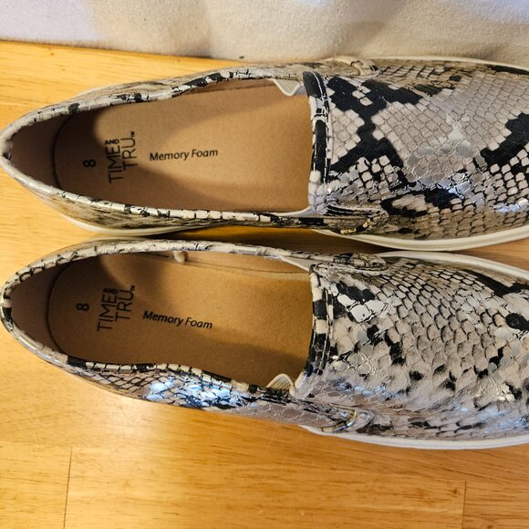 Women's Time and True Slip On Shoes. Size 8. -- ITEM #1962 - Picture 5 of 6